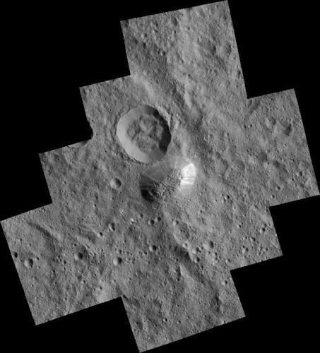 The area around Ahuna Mons on Ceres photographed by the Dawn space probe (Image NASA/JPL-Caltech/UCLA/MPS/DLR/IDA)