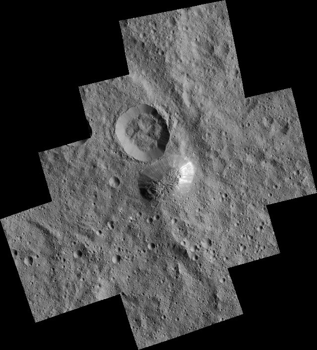 The area around Ahuna Mons on Ceres photographed by the Dawn space probe (Image NASA/JPL-Caltech/UCLA/MPS/DLR/IDA)