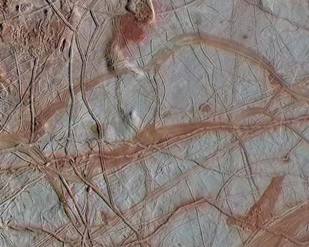 Europa's surface with its icy crust full of fractures (Photo NASA/JPL-Caltech/SETI Institute)