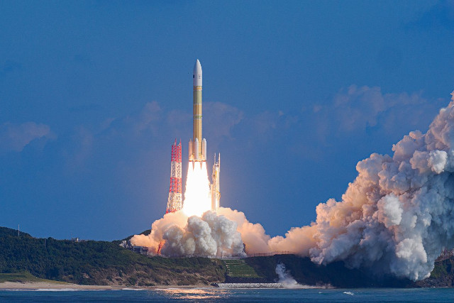 The HTV-X1 cargo spacecraft blasting off atop a H3-24W rocket (Photo courtesy JAXA)