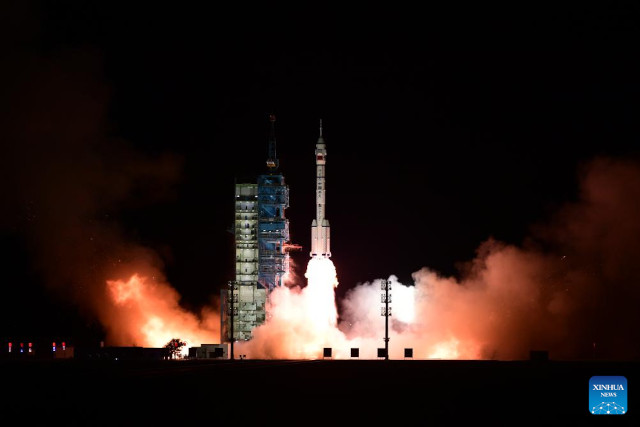 The Shenzhou 21 spacecraft blasting off atop a Long March-2F rocket (Photo courtesy Xinhua)