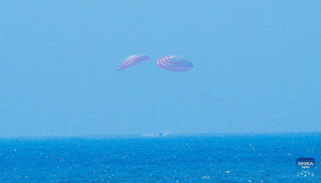 The Menghzou spacecraft splashes down (Photo courtesy of Wang Heng/Xinhua)