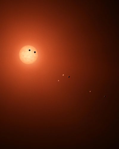 Artist's concept of TRAPPIST-1 and its planets (Image NASA/JPL-Caltech)