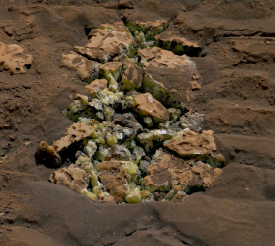 The rocks that include yellow crystals of pure sulfur in Gediz Vallis on Mars (Image NASA/JPL-Caltech/MSSS)