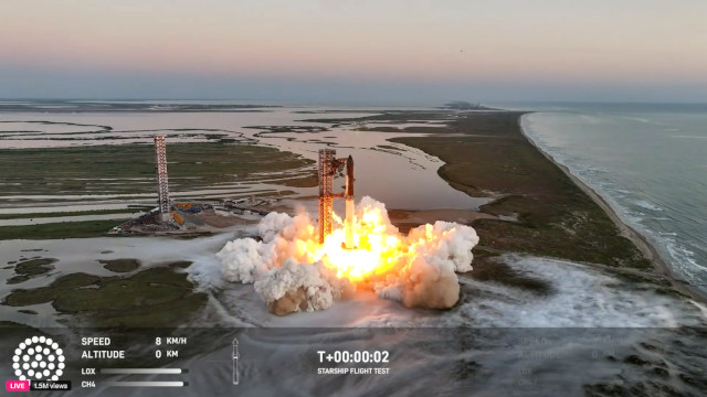 Super Heavy 12 and Starship 30 blasting off (Image courtesy SpaceX)