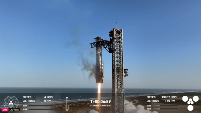 Super Heavy 15 captured by Mechazilla (Image courtesy SpaceX)