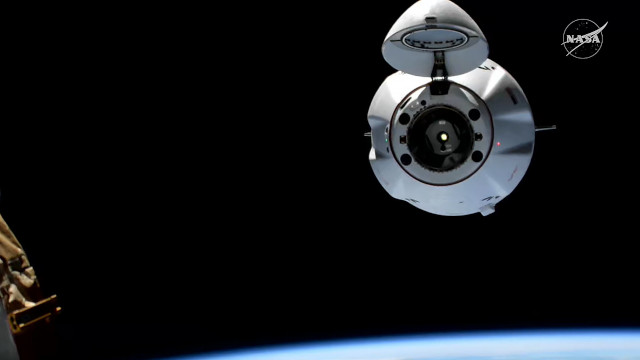 The Dragon 2 cargo spacecraft approaching the International Space Station in its CRS-33 mission (Image NASA)